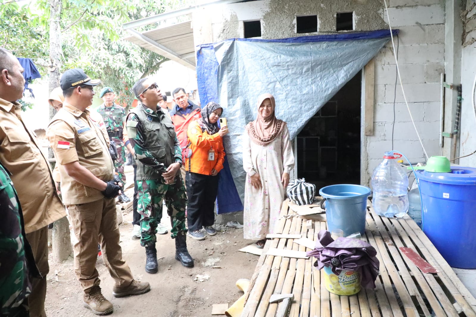 Kepala BNPB (baju cokelat dengan topi) berbincang dengan warga penerima bantuan stimulan di wilayah Kabupaten Cianjur, Jawa Barat pada Selasa (23/5).